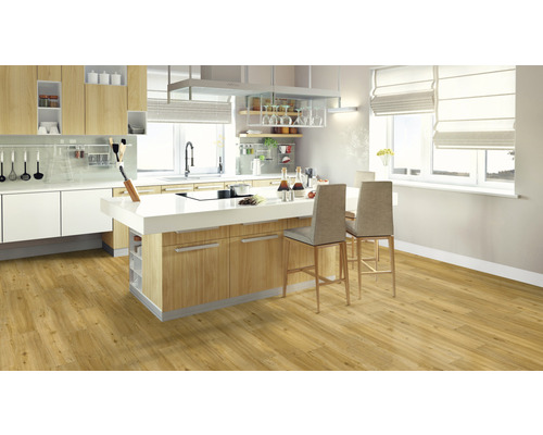 Helle Küche mit Holzboden, Kücheninsel und Barhockern