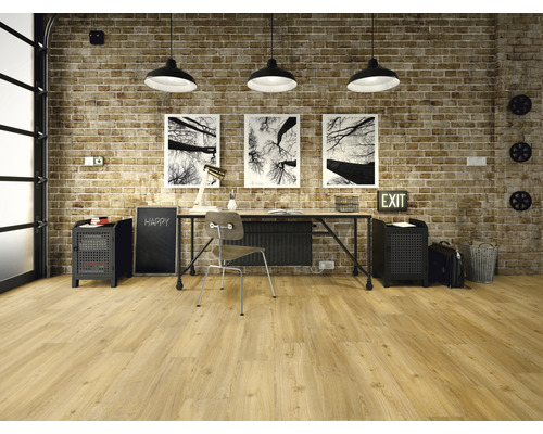 Bürogestaltung mit Schreibtisch, Stuhl, Regalen und Holzboden vor einer Backsteinwand