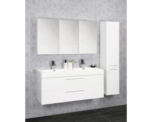 Weißes Badezimmer-Set mit Doppelwaschtisch, Spiegelschrank und Hochschrank vor grauer Wand