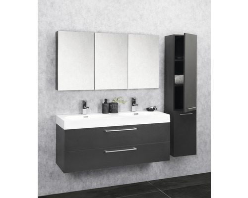 Badezimmer mit Doppelwaschtischunterschrank, Spiegelschrank und Hochschrank