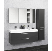 Salle de bains avec meuble-lavabo double, armoire de toilette et armoire haute