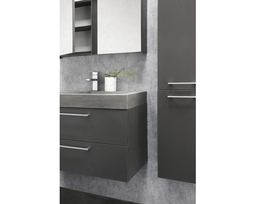 Modernes Badezimmer mit Waschtischunterschrank, Spiegelschrank und Hochschrank für ein ordentliches Ambiente