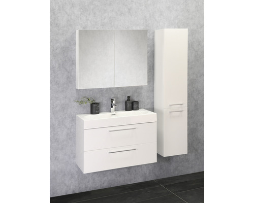 Salle de bains moderne avec meuble sous-lavabo blanc, armoire de toilette et armoire haute.