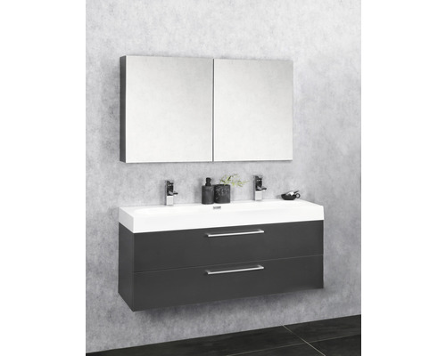 Salle de bains avec meuble sous-vasque, deux tiroirs, deux robinets et armoire de toilette