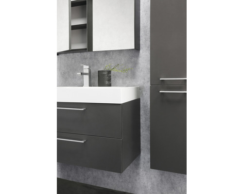 Modernes Badezimmer mit Waschtischunterschrank, Waschbecken, Spiegelschrank und Hochschrank für ein stilvolles Ambiente.