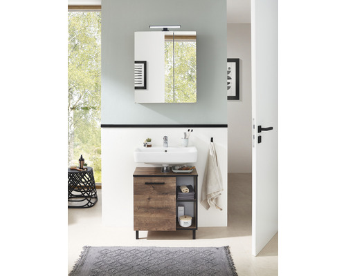 Salle de bains avec meuble sous-lavabo, armoire de toilette et tapis