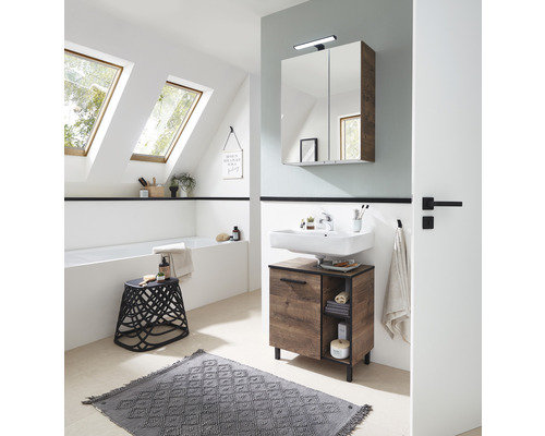 Salle de bain avec lavabo, armoire de toilette et baignoire sous fenêtres de toit