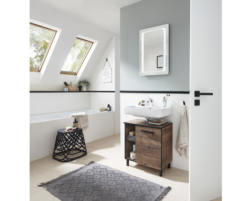 Salle de bains avec meuble sous-lavabo, miroir, baignoire et tapis