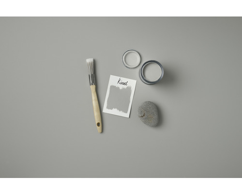 Pinsel, Farbdose, Farbmusterkarte und Stein