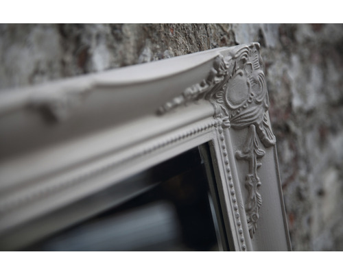 Detailansicht eines Spiegels mit verziertem Rahmen