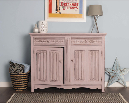 Kommode mit Schubladen und Türen im Wohnzimmer