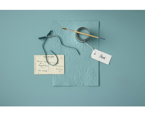 Nuancier avec pot de peinture, pinceau, étiquette, carte postale et ruban