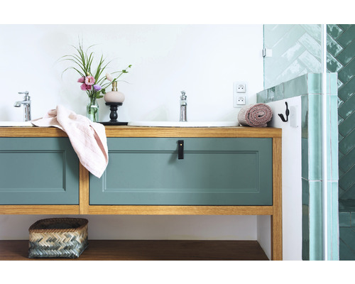 Salle de bain avec meuble-lavabo en bois et deux lavabos