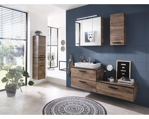 Salle de bains avec lavabo, armoire de toilette, armoire haute et tapis à motifs