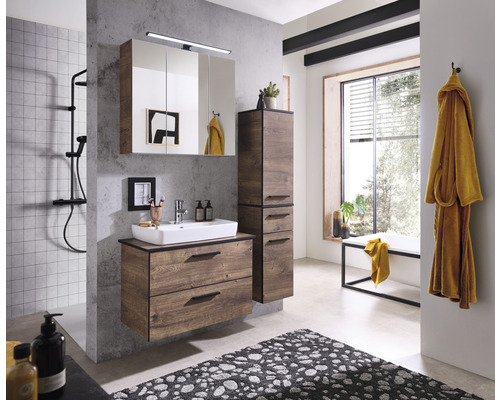 Modernes Badezimmer mit Waschtisch, Spiegelschrank, Hochschrank, Dusche, Badewanne und Teppich