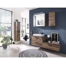 Salle de bain moderne avec lavabo, armoire de toilette et armoire haute à l''aspect bois, ainsi qu''un tapis rond