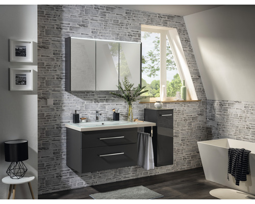 Badezimmer mit Waschtisch, Spiegelschrank und Badewanne in einem hellen Raum mit Fenster