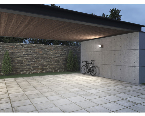 Außenansicht mit Steinmauer, Betonwand, Fahrrad und Beleuchtung