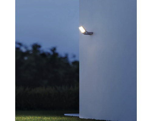 An der Wand montierter LED-Außenstrahler mit Lichtkegel im Garten