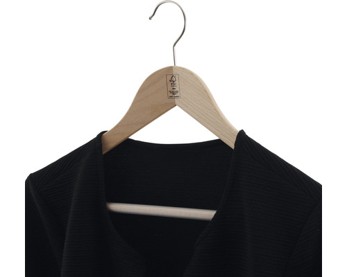 Kleiderbügel aus Holz mit einem schwarzen Kleidungsstück