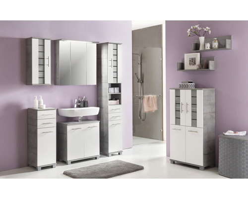Badezimmer eingerichtet mit Waschtisch, Spiegelschrank, Hochschrank und Wandschränken.