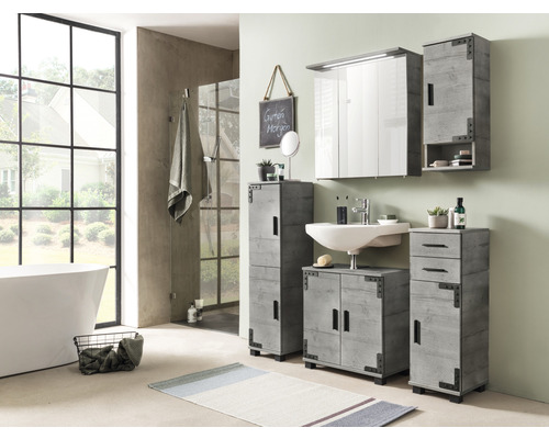 Modernes Badezimmer mit Waschtisch, Spiegel, Schränken und Badewanne für eine helle und organisierte Atmosphäre