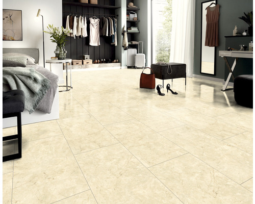 Chambre avec sol carrelé, lit, dressing et accessoires