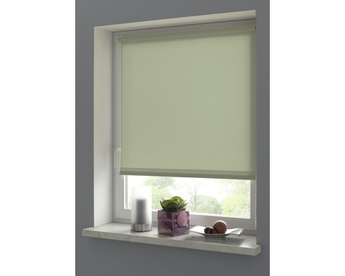 Fenster mit geschlossenem Rollo für Sichtschutz und Verdunkelung