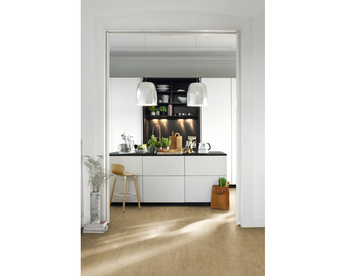 Helle Küche mit Kücheninsel, Barhocker und Holzboden.