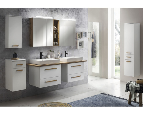 Salle de bains avec lavabo, armoire de toilette et armoire haute au design moderne