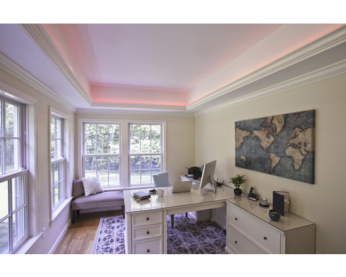 Bureau lumineux avec bureau, fenêtre et carte du monde au mur