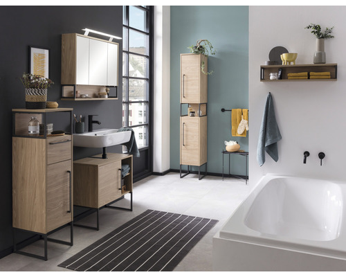 Salle de bains moderne avec meuble-lavabo, armoire de toilette, armoire haute et baignoire en décor bois clair et touches noires.