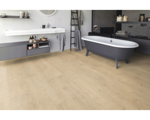 Salle de bain avec lavabo, baignoire et plancher en bois clair