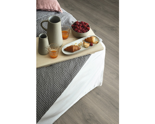 Photo d''un petit-déjeuner au lit avec des boissons, des croissants et des framboises sur un plancher en bois