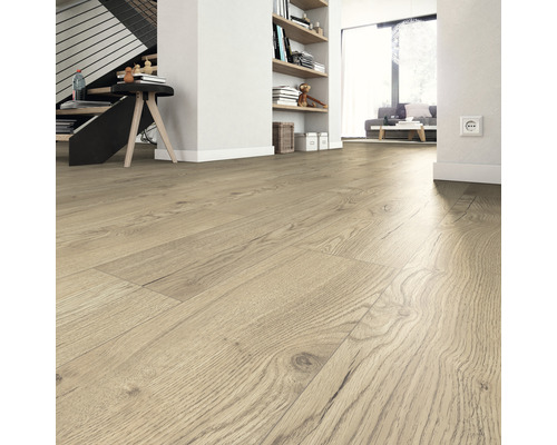 Heller Raum mit verlegtem Laminatboden in Holzoptik