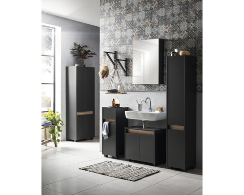 Salle de bains moderne avec lavabo, armoire de toilette et armoires hautes pour articles de salle de bains