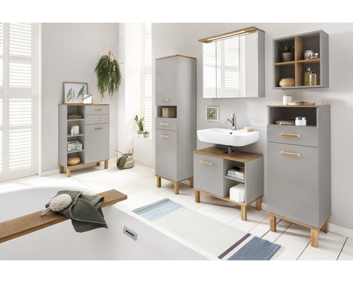 Salle de bain lumineuse avec meubles de salle de bain gris, lavabo, armoire de toilette et armoire haute