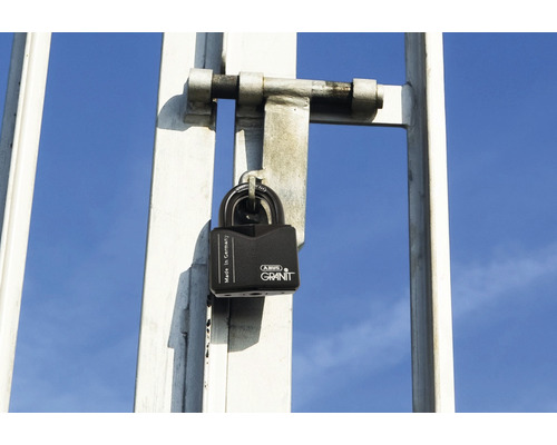 ABUS Granit Vorhängeschloss an einem Metalltor