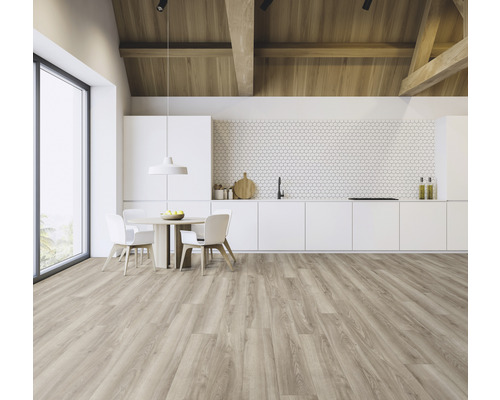 Pièce lumineuse avec revêtement de sol imitation bois, coin repas et kitchenette