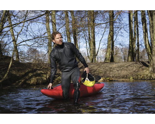 Homme en combinaison étanche avec kayak et casque dans l''eau