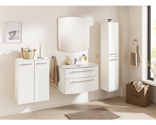 Salle de bains avec meuble sous-vasque, armoire de toilette, armoire haute et armoire murale en blanc