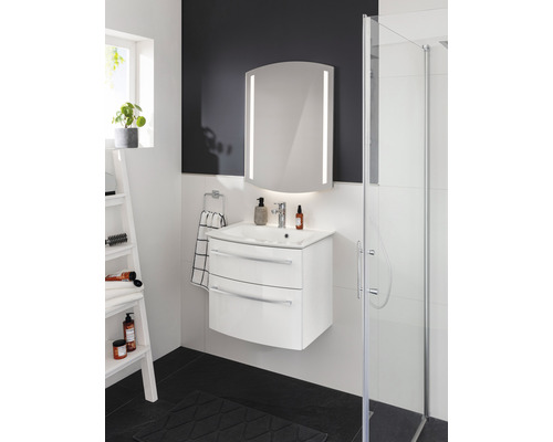 Salle de bain moderne avec meuble sous-vasque, miroir éclairé et douche