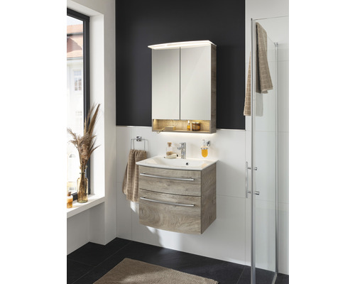 Salle de bains avec meuble sous-lavabo, lavabo et armoire de toilette avec éclairage