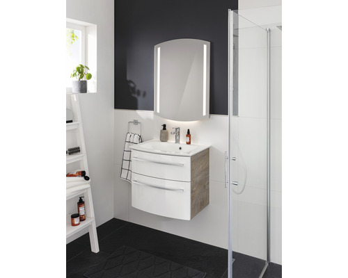 Salle de bain moderne avec lavabo, miroir et douche