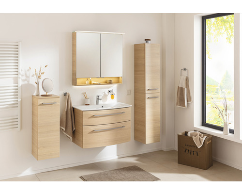 Salle de bain avec lavabo, armoire de toilette et armoire haute en aspect bois