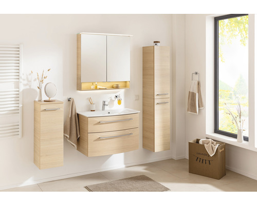 Salle de bains avec lavabo, armoire de toilette et armoire haute en décor bois clair