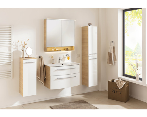 Salle de bains avec lavabo, armoire de toilette, armoire haute et meuble bas au design clair