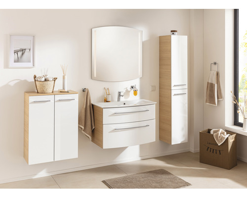 Salle de bains avec meuble-lavabo, armoire de toilette et armoire haute en décor bois clair et blanc