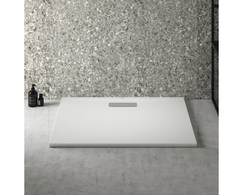 Begehbare Dusche mit Ablaufrinne in einem Badezimmer