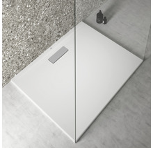 Receveur de douche rectangulaire avec drain et paroi en verre dans une salle de bain